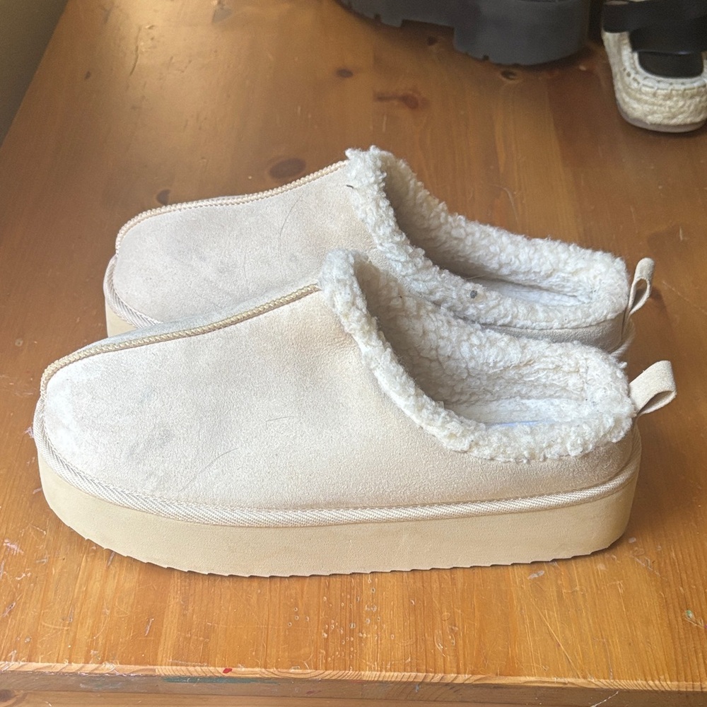 Old Navy Cream Plush-Lined Slip-On Clog
